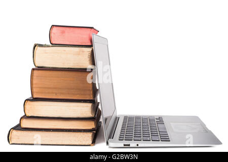 Livres anciens et d'argent ordinateur portable isolé sur fond blanc Banque D'Images