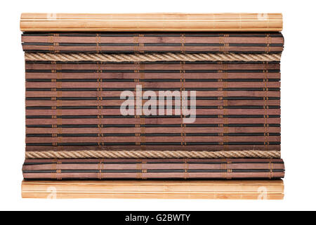 Tapis bambou avec cornées et corde, isolé sur fond blanc Banque D'Images