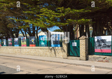 Parmi les attractions des œuvres d'affichée dans les rues de Stanley, East Falkland, îles Malouines, territoire britannique d'outre-mer. Banque D'Images