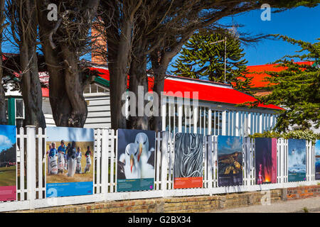 Parmi les attractions des œuvres d'affichée dans les rues de Stanley, East Falkland, îles Malouines, territoire britannique d'outre-mer. Banque D'Images