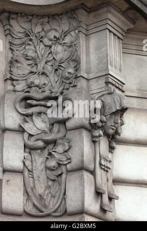 Mascaron féminin sur le bâtiment Art Nouveau de la gare principale de Prague, en République tchèque. Bâtiment de la gare Art Nouveau Banque D'Images