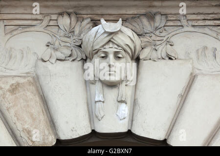 Mascaron allégorique dédié aux chemins de fer Ottoman sur le bâtiment Art Nouveau de la gare principale de Prague, République Tchèque Banque D'Images