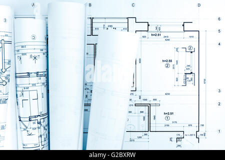 Rouleaux de plans d'architecture et dessins techniques de l'espace de travail Banque D'Images