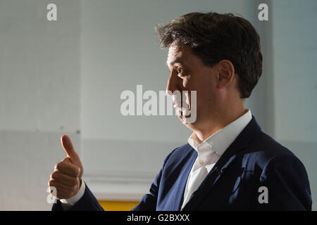 L'ancien leader travailliste Ed Miliband est l'hôte d'une séance de questions et réponses avec les jeunes pour discuter de l'Union européenne référendum, à l'ascenseur d'Islington, au nord de Londres. Banque D'Images