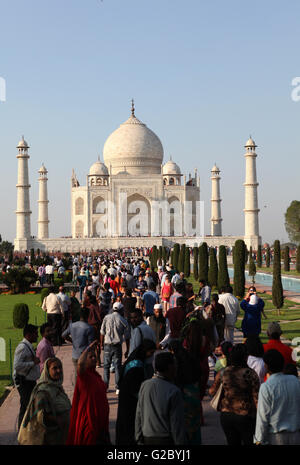 Les touristes en face du Taj Mahal, Agra, Uttar Pradesh, Inde Banque D'Images