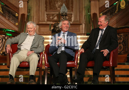 Légendes de l'Irlande du Nord (de gauche à droite) Peter McParland, Pat Jennings et Billy Hamilton s'exprimant au cours de l'Irlande du Nord l'équipe d'Euro annonce à l'Titanic Museum, Belfast. Banque D'Images