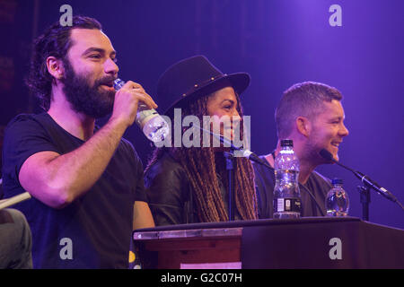 Londres, Royaume-Uni. 28 mai 2016. Les acteurs de la série TV L'importance du (non) d'être humain, de L-R : Aidan Turner, Russell Tovey, Lenora Crichlow et prendre part à une discussion de groupe. Le ComicCon de MCM a lieu au Centre d'exposition Excel jusqu'au dimanche 29 mai. Banque D'Images