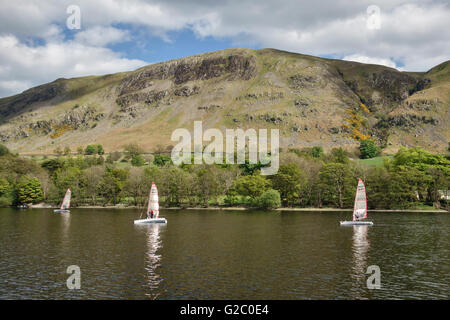 Ullswater (dans le Lake District), Cumbria, Royaume-Uni. Petits voiliers sur le lac au début de l'été Banque D'Images