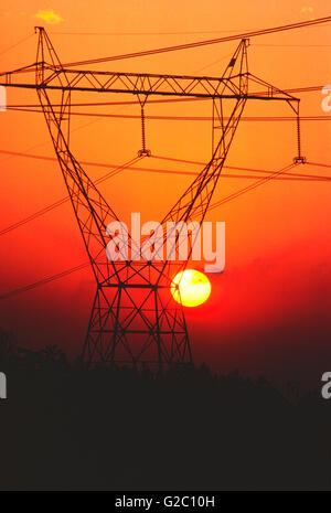 Coucher du Soleil vue à travers les lignes électriques de transport d'électricité et de la tour, l'état de New York, USA Banque D'Images