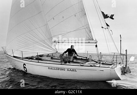 Nouvelles photos AJAX.1976. PLYMOUTH, Angleterre. RACE - OSTAR MANQUANT - Mike Flanagan (CAN) en commençant LA COURSE DANS SON spécialement conçu et construit 38 MONOCOQUE PIED GAEL galopante. Le yacht a été trouvé PLUS TARD DANS LE MILIEU DE L'ATLANTIQUE SANS AUCUN SIGNE DU SKIPPER. PHOTO:JONATHAN EASTLAND/AJAX REF:1976 OSTAR / HDD/GAEL galopante. Banque D'Images