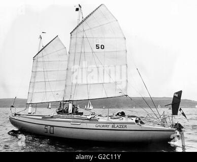 Nouvelles photos d'AJAX. 1976. PLYMOUTH, en Angleterre. - GALWAY - OSTAR BLAZER (GB), PETER CROWTHER, skipper, AU DÉPART DE LA COURSE TRANSATLANTIQUE EN SOLITAIRE À Newport, Rhode Island. PHOTO:JONATHAN EASTLAND/AJAX. REF:disque dur/ BLAZER GALWAY OSTAR76. Banque D'Images