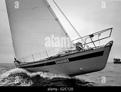 Nouvelles photos AJAX.1976. PLYMOUTH, en Angleterre. - - De l'initiative du skipper SUISSE PIERRE FEHLMANN PAIRS AUTOUR DE L'IMMENSE GÉNOIS DE SON YACHT GAULOISES AU DÉBUT DE LA COURSE AU LARGE DE PLYMOUTH. Il a pris sa retraite. PHOTO:JONATHAN EASTLAND/AJAX. REF:2760506/21 Banque D'Images