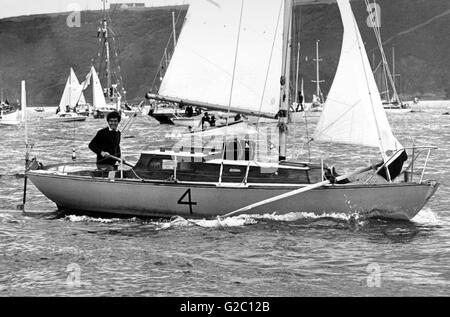 Nouvelles photos AJAX.1974. PLYMOUTH, ANGLETERRE - Round Britain Race - AVIRON AU DÉBUT. L'YACHT SKOL SE DIRIGE VERS LA LIGNE DE DÉPART À L'AVIRON. PHOTO:JONATHAN EASTLAND/AJAX REF:HDD/YA/SKOL/1974 Banque D'Images