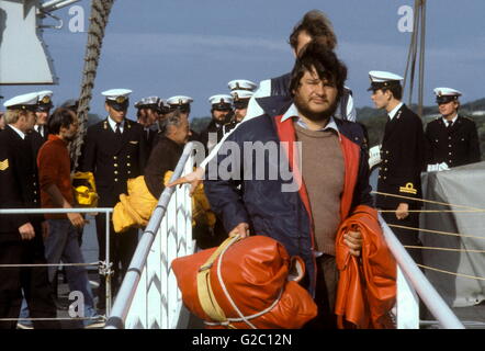 Nouvelles photos d'AJAX. 16 août 1979. PLYMOUTH, en Angleterre. FASTNET RACE - tragédie - SURVIVANTS DE LA FASTNET YACHT RACE à l'ATTERRISSAGE À DEVONPORT DOCKS PLYMOUTH À PARTIR DE LA FRÉGATE néerlandaise d'Overijssel. PHOTO:JONATHAN EASTLAND/AJAX RÉF : 318061/17 Banque D'Images