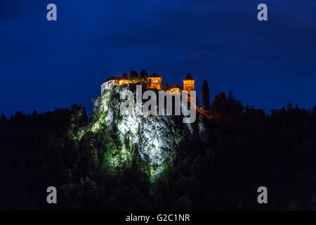 Le château de nuit, les Alpes Juliennes, en Slovénie Banque D'Images