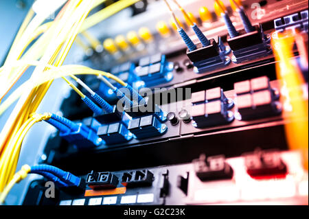 Fibres optiques et avec des serveurs dans un centre de données de la technologie . Banque D'Images