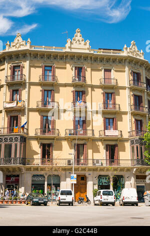 Espagne Catalogne Barcelone Eixample ouvragée typique de détails sur vacances bloc d'appartements, condos balcons Banque D'Images