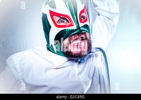 Angry businessman avec masque de catcheur mexicain, les expressions de colère et de rage Banque D'Images