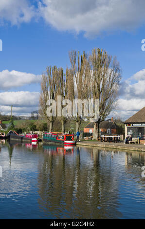 Sur le Grand Union Canal, à Stoke Bruerne, Northamptonshire, Angleterre Banque D'Images