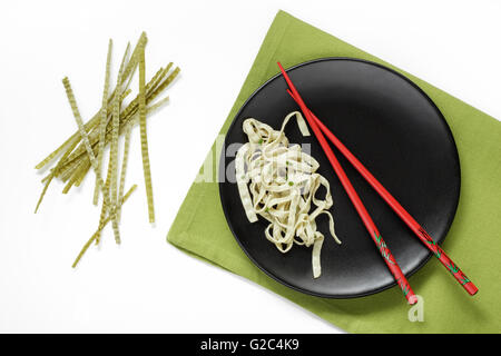 Bio crus et cuits et d'Edamame haricots mungo Fettuccine Banque D'Images