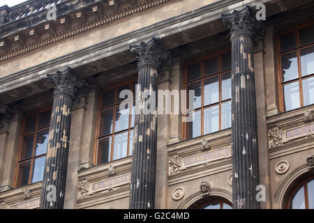 Signes visibles de trous de balle soviétique de l'époque de l'invasion soviétique de 1968 sur les colonnes sur la façade principale du Musée National sur la place Venceslas à Prague, République tchèque. Il est dit que les balles ont été délibérément rempli dans la mauvaise couleur subtile comme une protestation contre la répression du Printemps de Prague. La photo a été prise juste avant les travaux de restauration entrepris sur le bâtiment principal du musée national en mars 2016. Seulement quelques trous de balle restera après la restauration. Banque D'Images