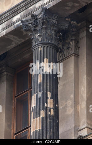 Signes visibles de trous de balle soviétique de l'époque de l'invasion soviétique de 1968 sur les colonnes sur la façade principale du Musée National sur la place Venceslas à Prague, République tchèque. Il est dit que les balles ont été délibérément rempli dans la mauvaise couleur subtile comme une protestation contre la répression du Printemps de Prague. La photo a été prise juste avant les travaux de restauration entrepris sur le bâtiment principal du musée national en mars 2016. Seulement quelques trous de balle restera après la restauration. Banque D'Images