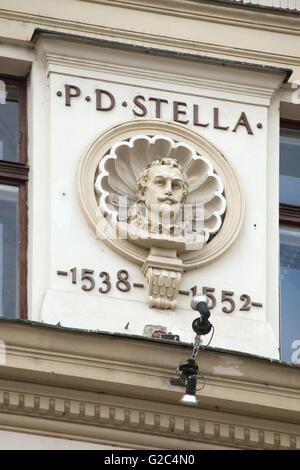 Sculpteur et architecte de la Renaissance italienne Paolo della Stella ( +1552). Le stuc buste par le sculpteur tchèque Bohuslav Schnirch sur le Kindluv dum (Kindls's House) à Prague, République tchèque. Le Kindluv dum (Kindls's House) aussi connu comme le Bondyho dum (Bondy) conçu par l'architecte Rudolf Kindl en style néo-Renaissance a été construit en 1891-1892 sur la croisée de Na Porici et rues Tesnov de Nove Mesto (Nouvelle ville). Banque D'Images