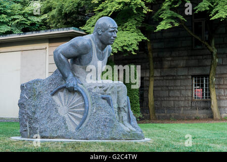 De sculpture athlète en fauteuil roulant de Rick Hansen, par l'artiste William Koochin, motifs de l'Hôpital général de Vancouver, Vancouver, B Banque D'Images