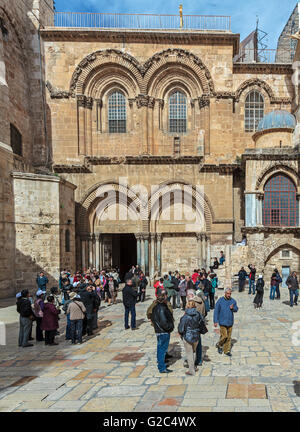 Jérusalem, Israël - 15 février 2013 : les touristes entrant dans l'entrée principale de la cathédrale de Saint Sépulcre Banque D'Images