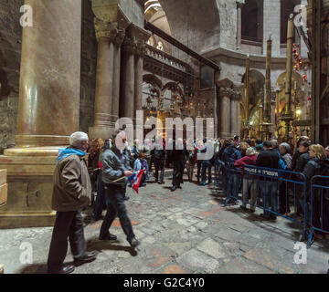 Jérusalem, Israël - 16 février 2013 : les touristes en attente dans de longues rangées d'entrer à l'Église édicule du Saint-Sépulcre Banque D'Images