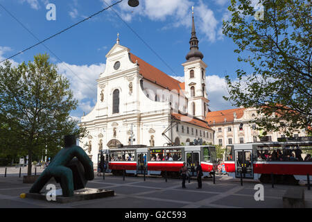 La Moravie du Sud, Brno, République tchèque. Église de St Thomas (sv) et Tomas Moravska galerie (galerie d'art morave) Banque D'Images