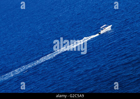 Bateau à moteur rapide avec splash et vague. Banque D'Images