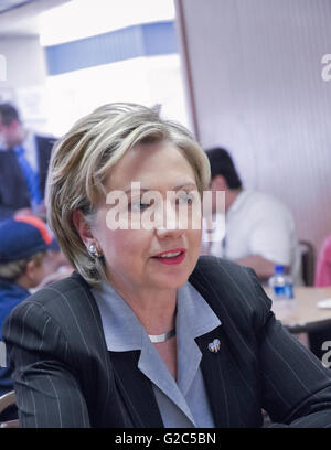 Chappaqua, NY-Portrait d'Hillary Clinton dans sa ville natale de Chappaqua, NY le Memorial Day 28 mai 2006 à Lange's petit magasin deli. Clinton est en ce moment l'avant-coureur de la Parti démocratique en marche pour le président. Au moment de cette photographie qu'elle était un sénateur américain de New York. Banque D'Images