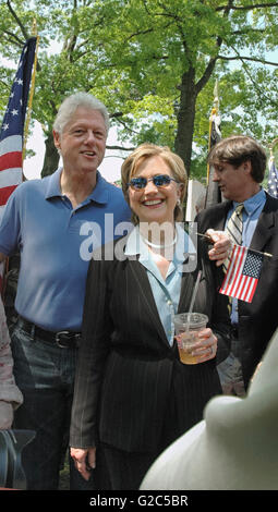 Chappaqua, NY, le 28 mai : Bill et Hillary Clinton se détendre après les cérémonies du Jour du Souvenir dans leur ville natale de Chappaqua, New York. Candidat à l'élection présidentielle américaine Hillary Rodham Clinton a été un sénateur des Etats-Unis à l'époque (2006) et a été Grand Marshall de la parade. Banque D'Images
