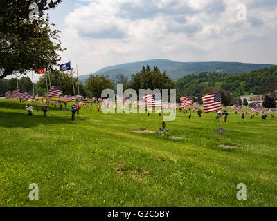 Drapeaux américains dans le vent Veteran's Jardin d'honneur, de Bedford Memorial Park, Bedford, Massachusetts, USA. Le Jour commémoratif est le lundi 30 mai aux États-Unis d'Amérique. Banque D'Images