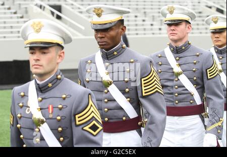 Des cadets de West Point, Idrache Alix centre, au cours de la cérémonie de 2016 à l'Académie militaire de West Point, 21 mai 2016 à West Point, New York. Idrache ont immigré aux États-Unis en provenance d'Haïti, a obtenu sa citoyenneté et a servi pendant deux ans comme soldat dans la Garde nationale du Maryland avant de travailler son chemin à travers la prestigieuse école militaire. Banque D'Images