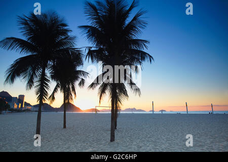 Lever du soleil sur la plage de Copacabana, Rio de Janeiro, Brésil Banque D'Images