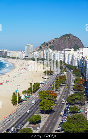 Sur la plage de Copacabana et de l'Avenida Atlantica, Copacabana, Rio de Janeiro, Brésil Banque D'Images