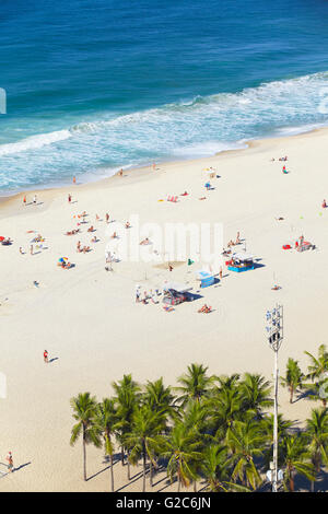 Sur la plage de Copacabana, le Copacabana, Rio de Janeiro, Brésil Banque D'Images