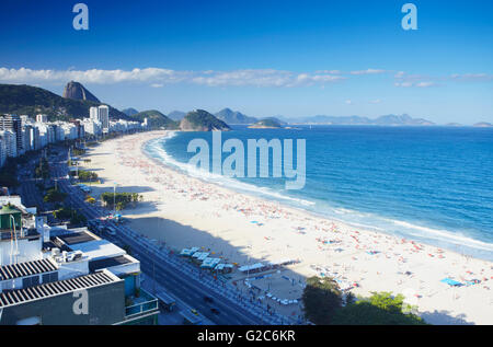 Sur la plage de Copacabana et de l'Avenida Atlantica, Rio de Janeiro, Brésil Banque D'Images