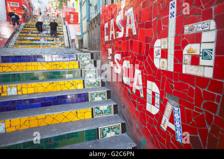 Les gens sur l'Escalier Selarón (Escadaria Selaron), Lapa, Rio de Janeiro, Brésil Banque D'Images