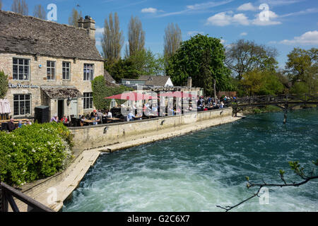 L'Angleterre, l'Oxfordshire, Wolvercote, Trout Inn & Tamise Banque D'Images