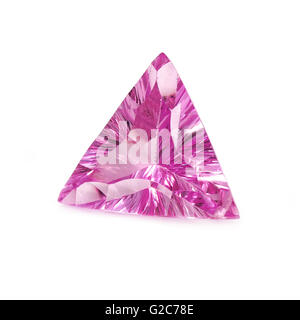 Saphir Rose de forme triangulaire sur fond blanc. Banque D'Images