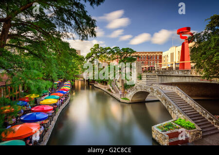 San Antonio, Texas, USA cityscape à la rivière à pied. Banque D'Images