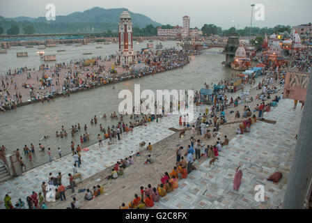 Activités religieuses et immersion sainte dans le Gange par pèlerins hindous, Har ki Paudi, Haridwar, Uttarakhand, Inde Banque D'Images