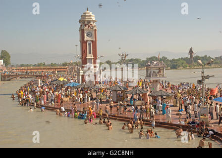 Activités religieuses et immersion sainte dans le Gange par pèlerins hindous, Har ki Paudi, Haridwar, Uttarakhand, Inde Banque D'Images