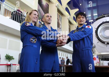 L'expédition 48 de la Station spatiale internationale premier équipage posent pour des photos à la Centre d'entraînement des cosmonautes Gagarine, 26 mai 2016 à la Cité des étoiles, en Russie. L'équipage de L-R sont : l'astronaute de la NASA Kate Rubins, le cosmonaute russe Anatoly Ivanishin et astronaute japonais Takuya Onishi. Banque D'Images