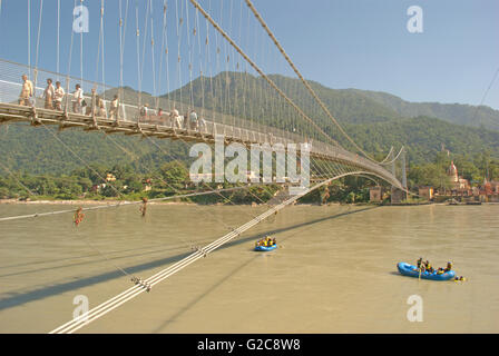 Ram Jhula, pont sur le fleuve Ganga, Rishikesh, Inde, Uttarakhand Banque D'Images