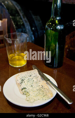 Service à fromage cabrales et cidre. Les Asturies, Espagne. Banque D'Images