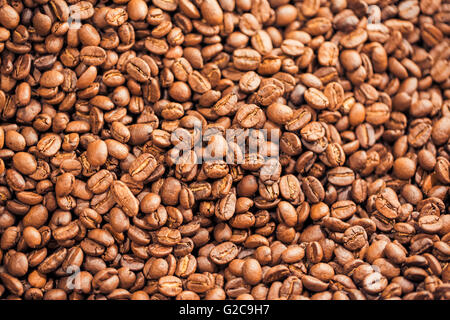 Les grains de café colombien fraîchement torréfié, des tons chauds. Les grains de café torréfié, peut être utilisé comme arrière-plan Banque D'Images
